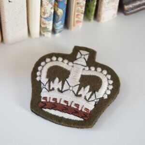 Large Embroidered Crown Brooch Green & Cream